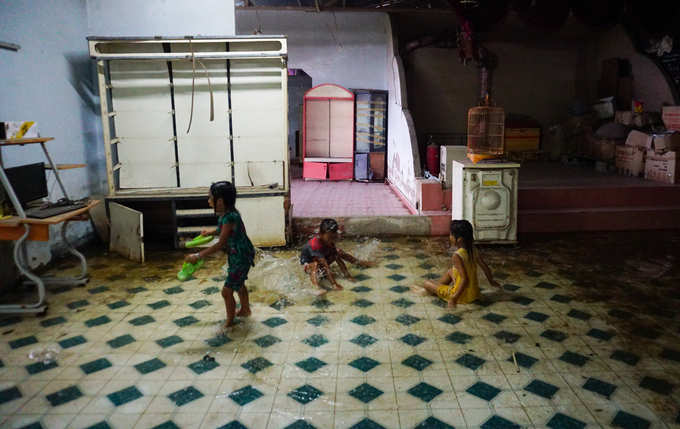 Cuộc sống trong cảnh ngập nước của những người bám trụ ở Thủ Thiêm